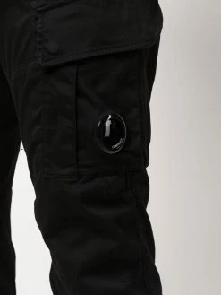 C.P. Company pantalon cargo à détail signature