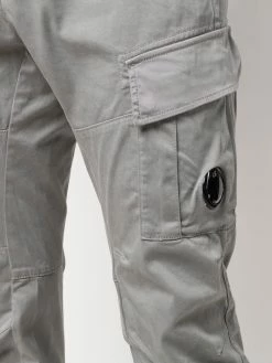 C.P. Company pantalon cargo à détail signature
